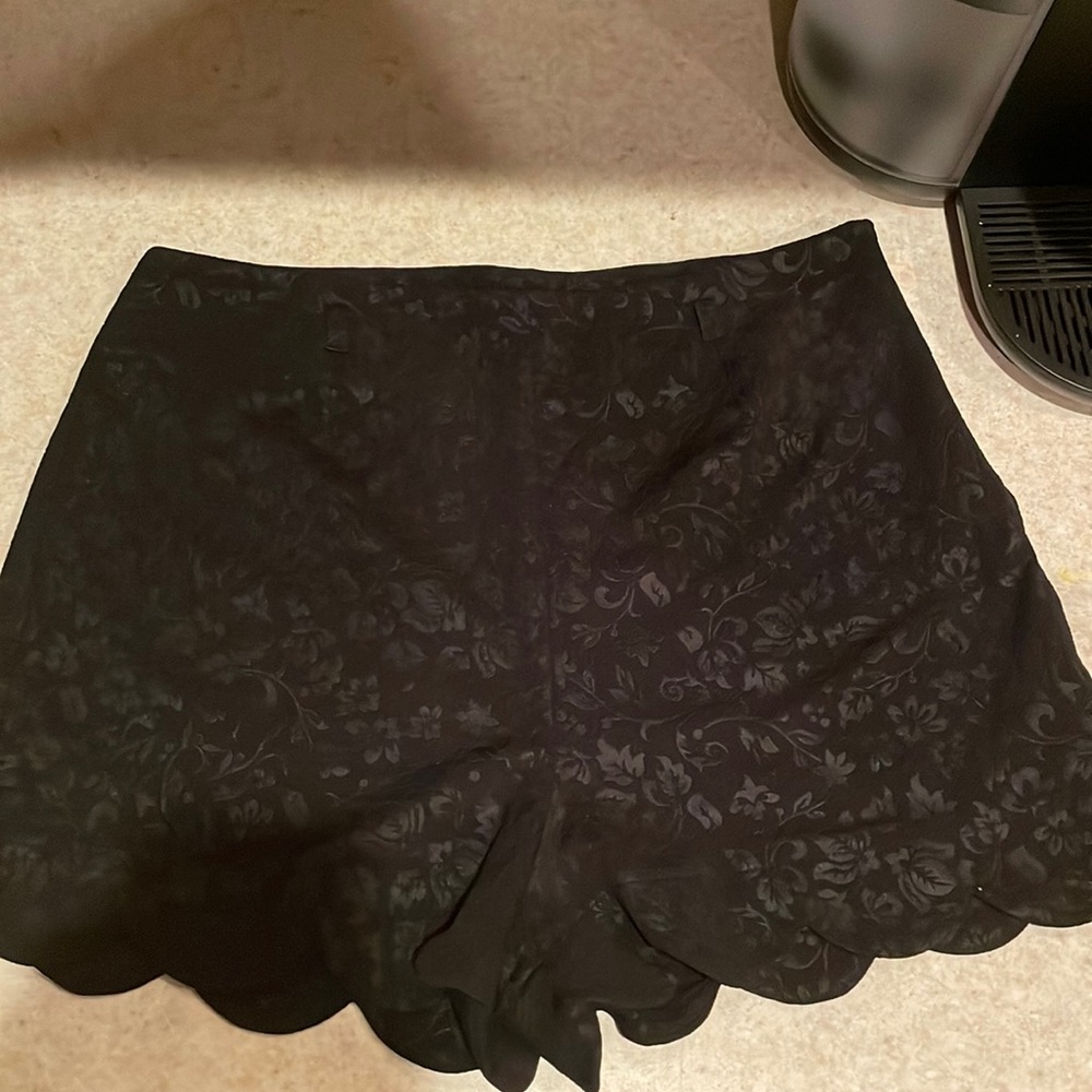 Black floral print cloth shorts